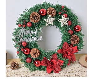 Dettaglio ghirlanda natalizia da 35 cm con fiori rossi, pigne e scritta Merry Christmas