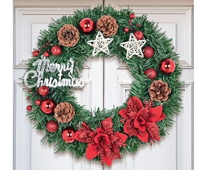 Dettaglio ghirlanda natalizia 35 cm con fiori rossi, pigne e scritta Merry Christmas in argento