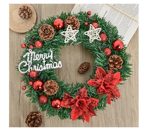 Dettaglio di ghirlanda natalizia da 35cm con poinsettia rossa e scritta Merry Christmas