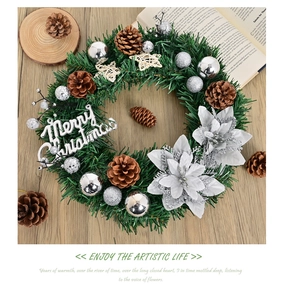 Dettaglio ghirlanda natalizia 35cm con palline d'argento, pigne e scritta Merry Christmas