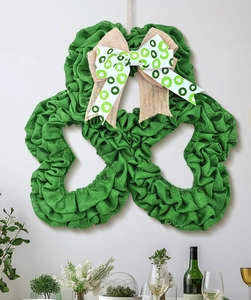 Dettaglio di una ghirlanda a trifoglio in juta verde per San Patrizio con fiocco decorativo