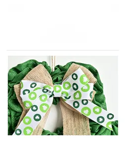 Dettaglio ghirlanda di iuta per San Patrizio con fiocco in nastro a quadrifoglio verde