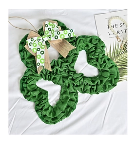 Dettaglio ghirlanda trifoglio San Patrizio in iuta con fiocco verde decorativo