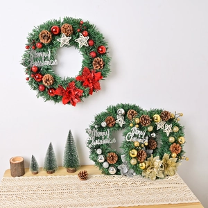 Ghirlanda di Natale 35cm con pigne e ornamenti lucidi per decorazione porta festiva