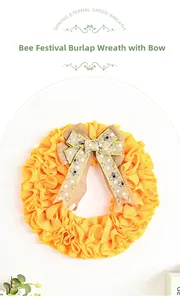 Gros plan de la couronne d'abeille en toile jaune avec un nœud décoratif à motifs