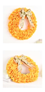 Détail d'une couronne d'abeille en toile jaune avec nœud pour décoration de porte intérieure