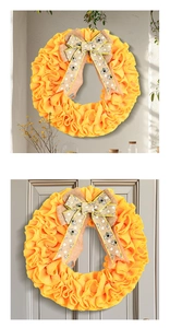 Détail de la couronne d'abeille en tissu jaune avec nœud en jute pour décor de porte