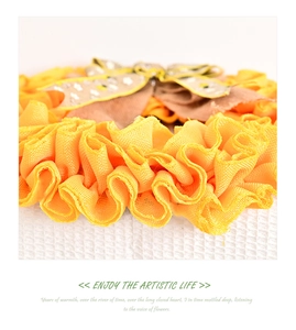 Détails de couronne en toile de jute jaune à volants avec un nœud aux motifs d'abeilles