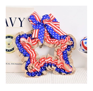 Détail d'une couronne en étoile en toile de jute avec rubans patriotiques et gros nœud