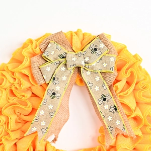 Couronne de fête des abeilles jaune avec ruban en toile de jute et nœud pour décor mural