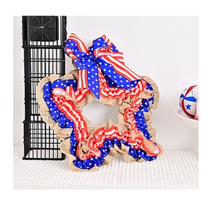 Détail d'une couronne en forme d'étoile pour le 4 juillet avec motif drapeau et nœud