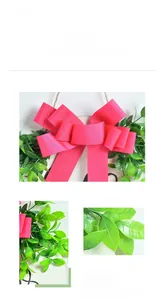 Détail d'un nœud en ruban rose et feuilles vertes sur un panneau de bienvenue estival