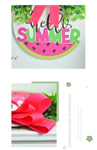 Gros plan du nœud rose et des feuilles vertes sur une plaque de porte Hello Summer Pastèque