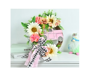 Détail de la couronne florale avec camion rose, tournesols et nœud à carreaux noir et blanc
