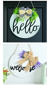 Dettaglio delle targhe in legno per porta con scritte Welcome e fiocchi di lavanda