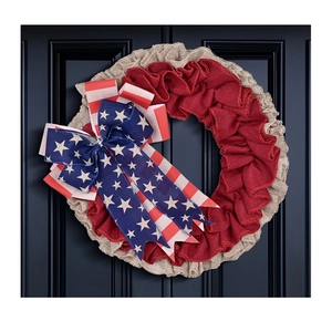 Dettaglio ghirlanda patriottica in iuta con fiocco bandiera USA su porta in legno scuro