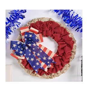 Dettaglio ghirlanda patriottica in iuta con fiocco bandiera USA per decorazione porta