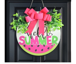 Détail de la plaque en bois Hello Summer pastèque avec nœud rose sur une porte noire