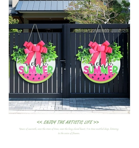 Détail de plaque en bois pastèque Hello Summer avec nœud rose et feuilles décoratives