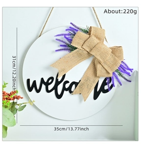 Dettaglio targa welcome in legno con lavanda che mostra le dimensioni di 35cm x 31cm