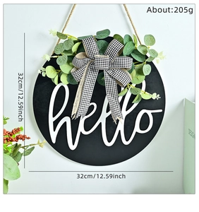 Dettaglio della targa hello da 32 cm con eucalipto e fiocco a quadretti bianchi