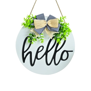 Insegna hello in legno rustico con fiocco a righe blu e decorazione di piante verdi
