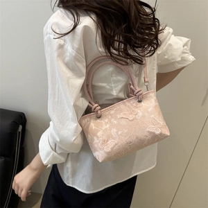 Sac à main rose avec broderie papillon 3D élégante et détails floraux en dentelle