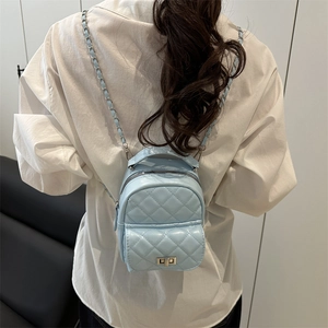Mini sac à dos matelassé bleu clair avec chaîne et fermoir rotatif argenté élégant