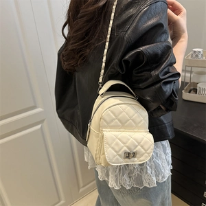 Petit sac à dos beige matelassé élégant avec fermoir rotatif et bandoulière chaîne