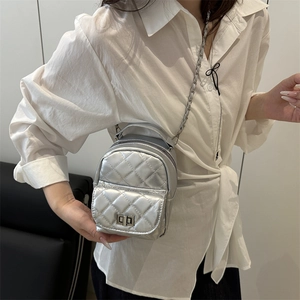 Mini sac à dos matelassé argenté avec bandoulière chaîne porté en sac à bandoulière