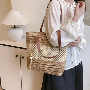 Sac fourre-tout en paille tissée bicolore avec anses en cuir marron et pendentif à pompon