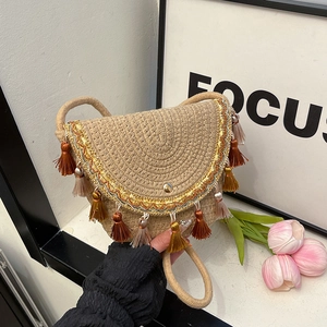Sac bandoulière demi-lune en paille tressée avec pompons colorés et bordure brodée