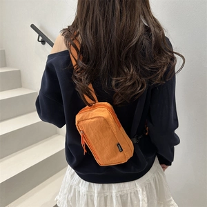 Sac bandoulière sport moderne en nylon orange porté au dos avec style épuré