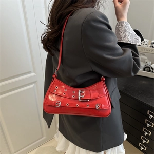Glänzende rote Halbmond-Schultertasche mit Metallösen im modischen Biker-Stil