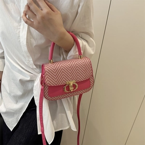 Mini sac à main rose et blanc à motif chevrons avec fermoir doré et anse en cuir