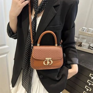 Sac à main marron pour femme avec texture tissée, détails dorés et bandoulière réglable