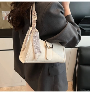Détail du sac à bandoulière blanc à motif croco avec foulard et boucle dorée