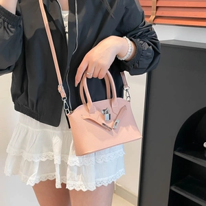 Mini borsa a mano rosa in pelle martellata con fibbia argentata e tracolla rimovibile