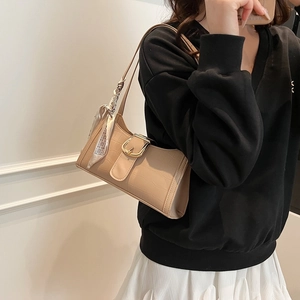 Sac sous le bras style français avec gaufrage crocodile et foulard en soie en cuir abricot