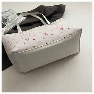 Dettaglio della grande borsa tote bianca con stampe di fiori di ciliegio e portamonete