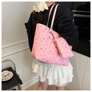 Dettaglio della borsa tote rosa a fiori con astuccio coordinato e tracolla confortevole