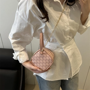 Sac bandoulière rose avec motif M vintage et élégante chaîne dorée pour femme