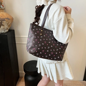 Borsa tote marrone con fiocchi rosa e fiori, ideale per il quotidiano e studentesse