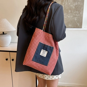 Borsa tote a quadretti rossi e bianchi con tasca in denim e manici in corda intrecciata
