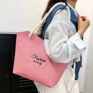 Grand sac cabas rose en toile avec broderie tendance et anses en corde blanche torsadée