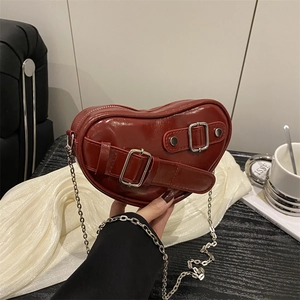 Sac Bandoulière en Cuir PU en Forme de Coeur pour Femme Mode Punk Chaîne Sac à Épaule Avec Boucles de Ceinture Design de Niche