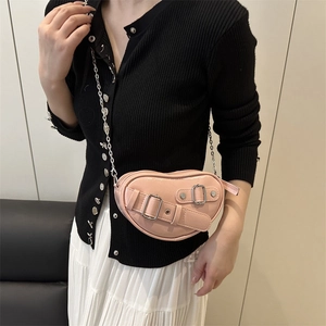 Sac bandoulière rose en forme de cœur en cuir avec boucle argentée et chaîne