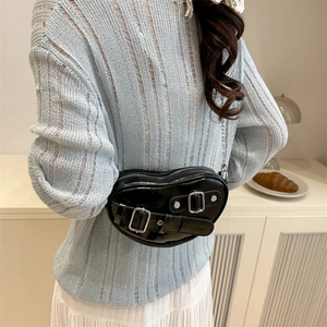 Sac à bandoulière en cuir noir en forme de cœur avec chaîne punk argentée sur un mannequin