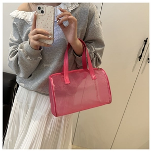 Primer plano del bolso de malla rosa translúcida con cremallera y asas de tejido firme