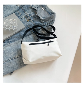 Sac bandoulière minimaliste en nylon blanc avec fermeture éclair et sangle noire
